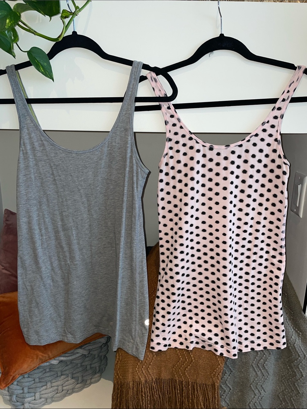 LULULEMON DAILY TANKS LOT OF 2
Grey Tank Top & Pink Polka Dot Tank Set
Size 6